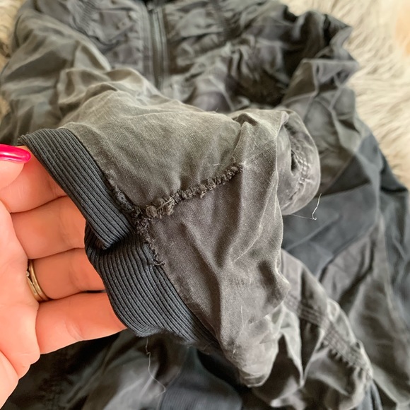 Lululemon jacket size 8 - Picture 2 of 2